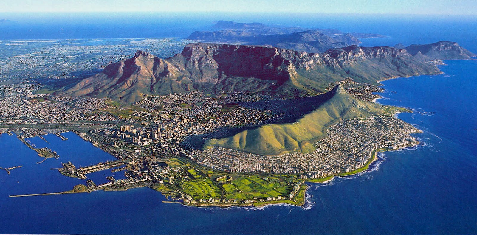 Взгляд на город Кейптаун с высоты птичьго полета. Guide to South Africa