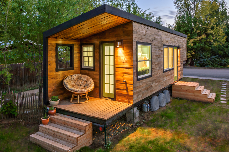 Недорогой, но красивый садовый дом с террасой build a garden house