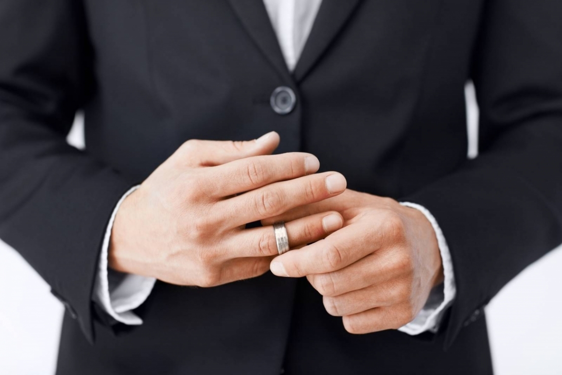 Признаки женатого мужчины logo married man